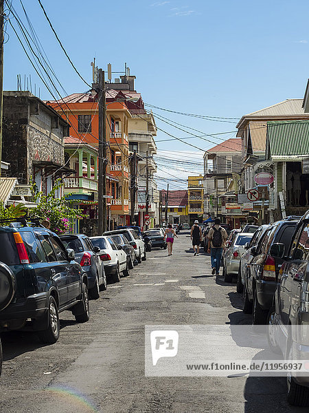 Karibik  Antillen  Dominica  Roseau  Menschen  die auf der Straße gehen