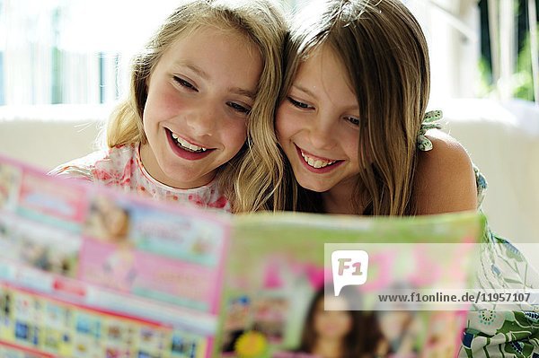 Zwei Mädchen lesen Teenagerzeitschrift