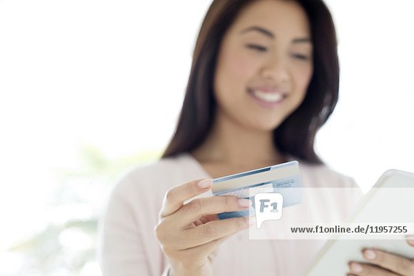Junge Frau mit Kreditkarte und Tablet in der Hand  Nahaufnahme.