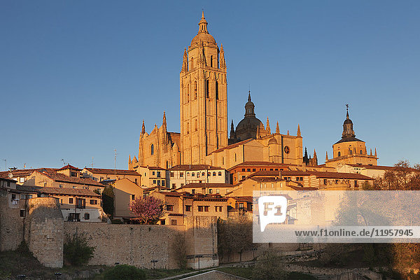 Old town  town wall and Cathedral at sunset  UNESCO World Heritage Site  Segovia  Castillia y Leon  Spain  Europe