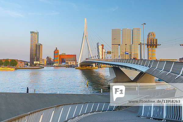 Erasmusbrug (Erasmusbrücke) und Wilhelminakade 137  De Rotterdam  Das Rotterdam-Gebäude  Rotterdam  Südholland  Niederlande  Europa