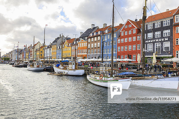Bunte Fassaden und typische Boote entlang des Kanals und Vergnügungsviertels Nyhavn  Kopenhagen  Dänemark  Europa