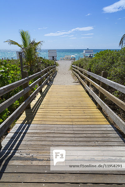 Boardwalk in Richtung Strand und Atlantik  South Beach  Miami Beach  Miami  Florida  Vereinigte Staaten von Amerika  Nordamerika