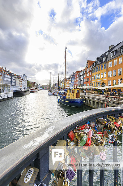Vorhängeschlösser auf einer Terrasse entlang des typischen Kanals und Hafens des Stadtteils Nyhavn  Kopenhagen  Dänemark  Europa