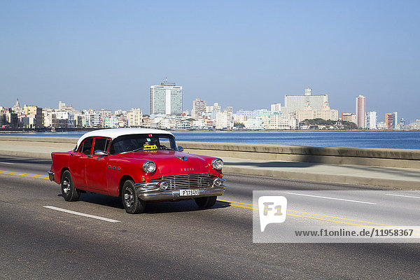 Oldtimer-Buick von 1956 auf dem Malecon  Centro Habana  Havanna  Kuba  Westindien  Mittelamerika