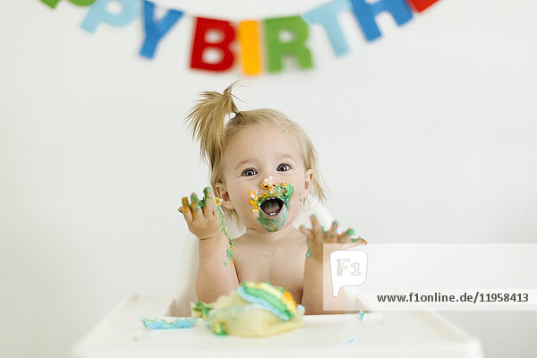 Kleines Mädchen (12-17 Monate) feiert ihren ersten Geburtstag