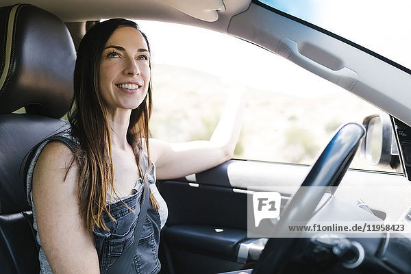 Lächelnde Frau am Steuer eines Autos
