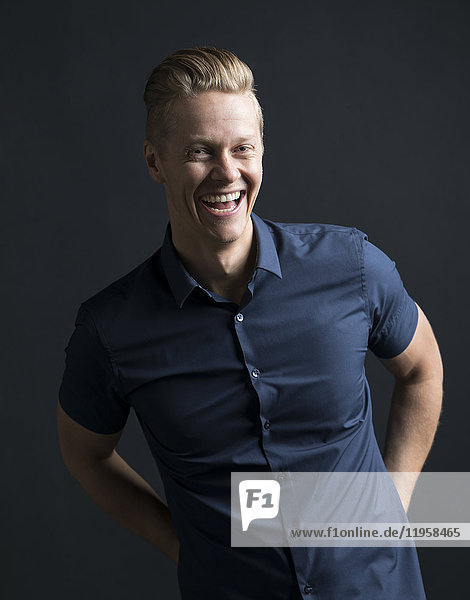 Porträt eines lachenden blonden Mannes