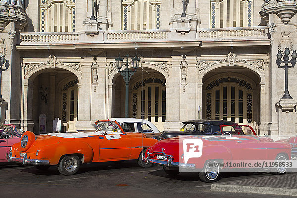 Oldtimer vor dem Großen Theater  Centro Habana  Havanna  Kuba  Westindien  Mittelamerika