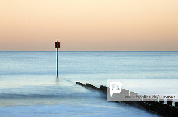 Groyne und Pfosten bei Sonnenuntergang am Blyth Beach  Blyth  Northumberland  England  Vereinigtes Königreich  Europa