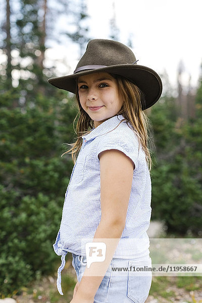 Außenporträt eines Mädchens (8-9) mit Hut