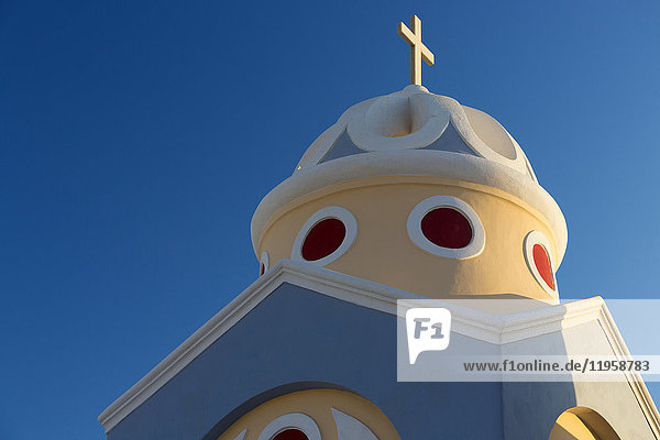 Bunte katholische Kirche St. Stylianos  Fira  Santorin  Kykladen-Inseln  Griechische Inseln  Griechenland  Europa