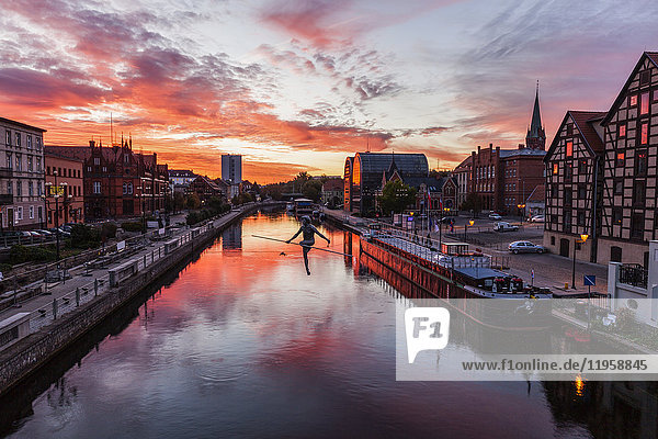 Polen  Kujawien-Pommern  Bydgoszcz  Fluss Brda  Dramatischer Himmel  der sich in der Wasseroberfläche spiegelt