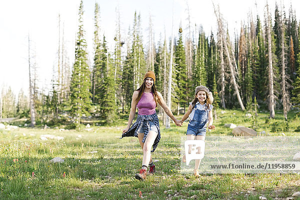 Mutter mit Tochter (8-9) beim Wandern im Wald
