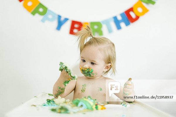 Kleines Mädchen (12-17 Monate) feiert ihren ersten Geburtstag