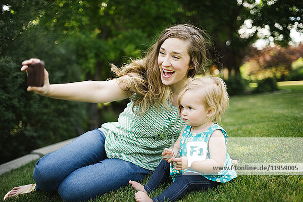 Mutter macht Selfie mit Tochter (12-17 Monate)