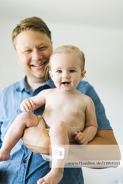 Porträt des Vaters und des kleinen Mädchens (12-17 Monate) nach dem Bad