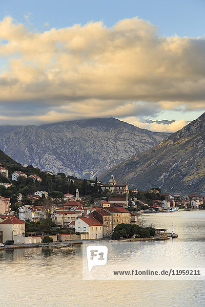 Stadt an den Ufern der atemberaubend schönen Bucht von Kotor (Boka Kotorska) bei Sonnenuntergang  UNESCO-Weltkulturerbe  Montenegro  Europa