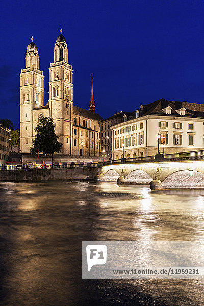 Schweiz  Zürich  Grossmünsterkirche und Limmat bei Nacht