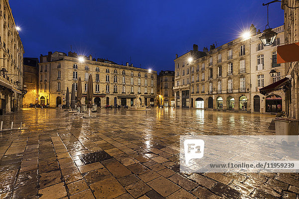 Frankreich  Nouvelle-Aquitaine  Bordeaux  nasser Parlamentsplatz bei Nacht