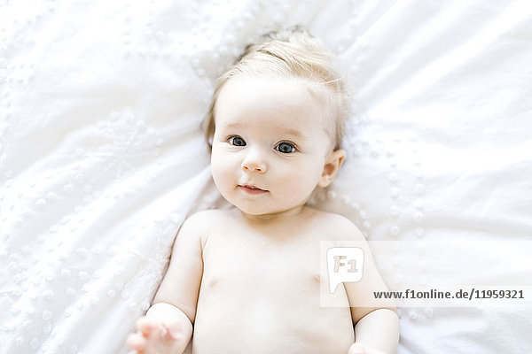 Porträt eines kleinen Mädchens (6-11 Monate)  lächelnd  direkt über dem Kopf