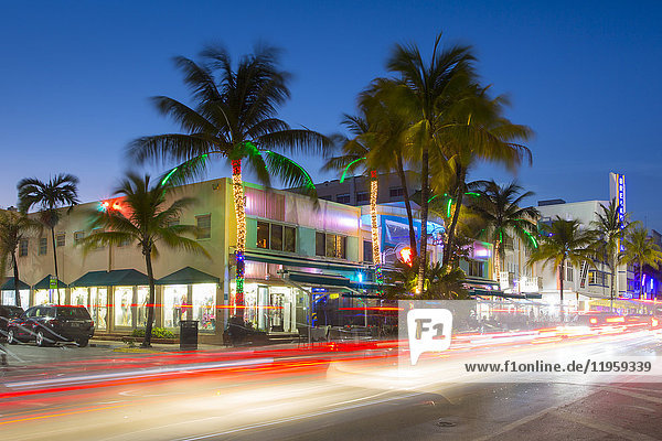 Ocean Drive Restaurants und Art Deco Architektur in der Abenddämmerung  South Beach  Miami Beach  Miami  Florida  Vereinigte Staaten von Amerika  Nordamerika