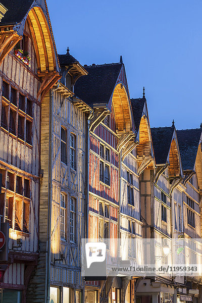 Frankreich  Grand Est  Troyes  Beleuchtete Gebäude
