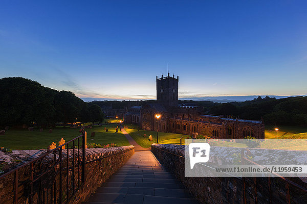 Die historische St. David's Kathedrale und der Bischofspalast  eingebettet in einem natürlichen Tal in der Abenddämmerung in Pembrokeshire  Wales  Vereinigtes Königreich  Europa
