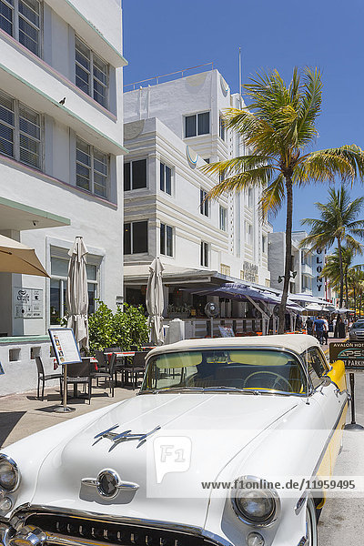 Ocean Drive  amerikanischer Oldtimer und Art-déco-Architektur  Miami Beach  Miami  Florida  Vereinigte Staaten von Amerika  Nordamerika