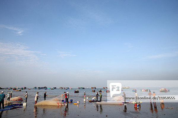 Fischerboote und Frauen beim Sortieren des Fangs  Vung Tau Beach  Vietnam  Indochina  Südostasien  Asien