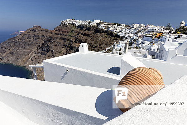 Blick auf Imerovigli und Oia von Firostefani mit Dörfern  die sich an die Klippen klammern  Santorin  Kykladen  Griechische Inseln  Griechenland  Europa