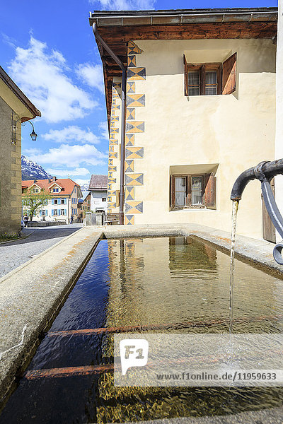 Brunnen in den Gassen des Alpendorfes  Guarda  Innkreis  Unterengadin  Kanton Graubünden  Schweiz  Europa