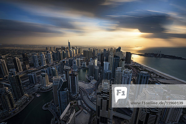 Stadtbild von Dubai  Vereinigte Arabische Emirate in der Abenddämmerung  mit Wolkenkratzern und Küstenlinie des Persischen Golfs.