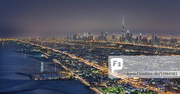 Stadtbild von Dubai  Vereinigte Arabische Emirate in der Abenddämmerung  mit Wolkenkratzern an der Küste des Persischen Golfs.