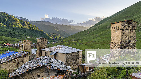 Gebäude in Ushguli  einer Gemeinschaft von vier Dörfern am Kopf der Enguri-Schlucht in Svaneti  Georgien. Berglandschaft.
