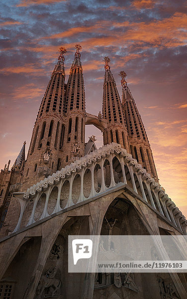 Kathedrale Sagrada familia bei Sonnenuntergang  Barcelona  Katalonien  Spanien  Europa