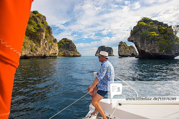 Mann entspannt sich auf einer Yacht und schaut weg auf Koh Li Ma  Thailand  Asien