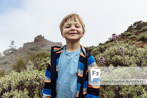 Porträt eines süßen Jungen am Teide Teneriffa Kanarische Inseln