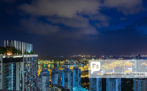 Erhöhtes Stadtbild mit modernen Wohnungen und Stadtbeleuchtung bei Nacht,  Singapur,  Südostasien