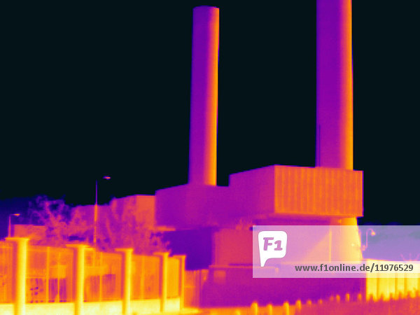 Wärmebild des Kraftwerks West-London und der zugehörigen Hochspannungsübertragungsanlagen