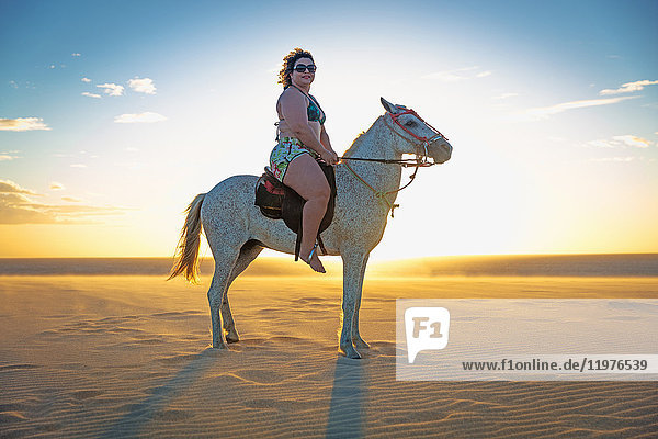 Frau reitet Pferd am Strand  Seitenansicht  Jericoacoara  Ceara  Brasilien  Südamerika