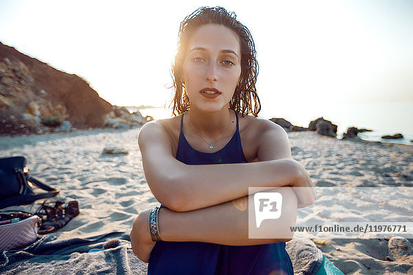 Porträt einer jungen Frau am Strand sitzend  Odessa  Ukraine