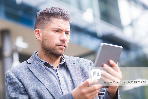 Mann im Freien mit digitalem Tablett