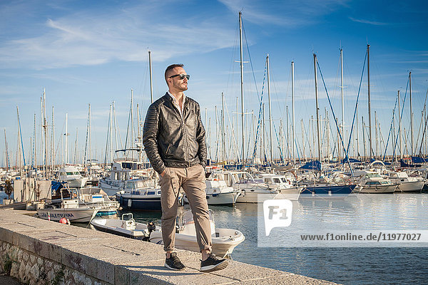 Mann geht durch den Hafen und schaut weg  Cagliari  Sardinien  Italien  Europa