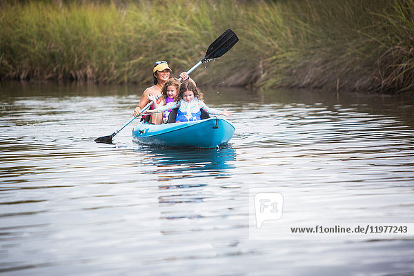 Mutter und Töchter beim Kajakfahren in Halls River  Homosassa  Florida  USA
