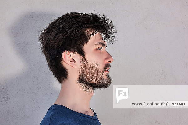 Kopf und Schulter Seitenansicht Portrait eines jungen Mannes mit Bart