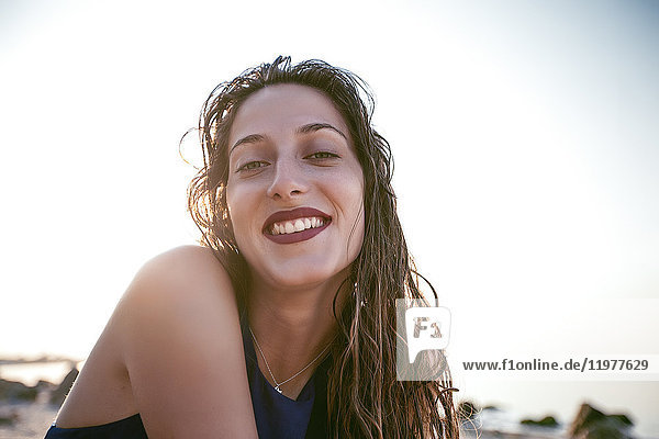 Porträt einer glücklichen jungen Frau am Strand  Odessa  Ukraine