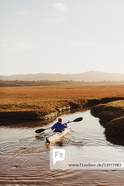 Rückansicht einer Kajakfahrerin auf einem Fluss  Morro Bay  Kalifornien  USA