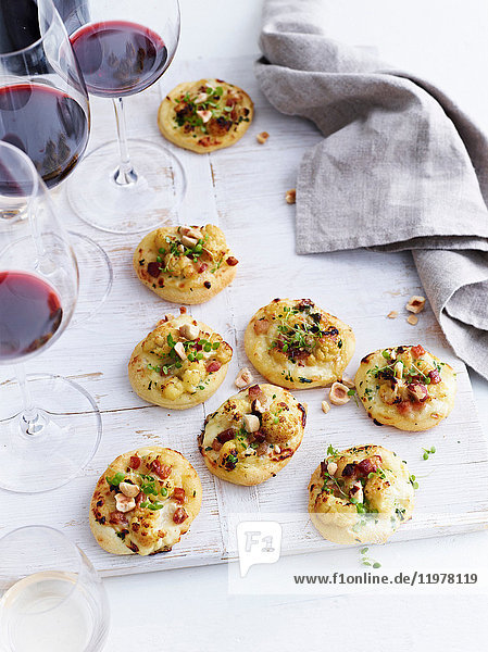 Mini-Pizzas mit geröstetem Blumenkohl und Gorgonzola erhöhte Ansicht