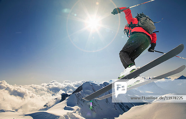 Skispringen auf der Skipiste  Chamonix  Mont Blanc  Rhone Alpes  Frankreich  Europa